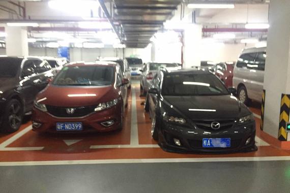 当酒店保安在地下停车场看到一辆改装车