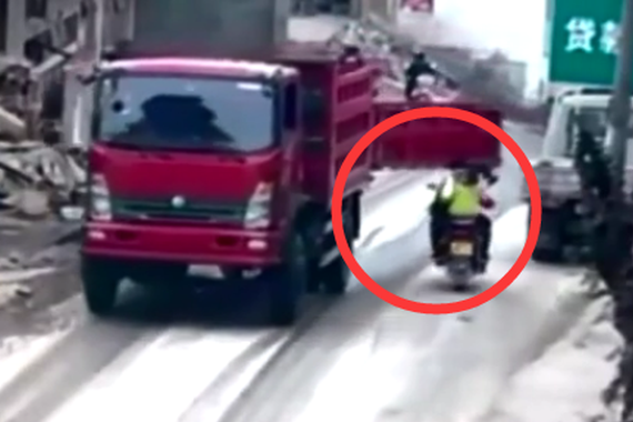 视频：这车祸太离奇！让人难以躲闪