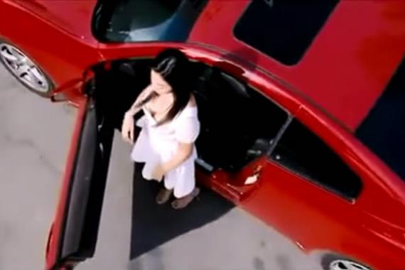 视频：看见这位女司机！校园男生不淡定