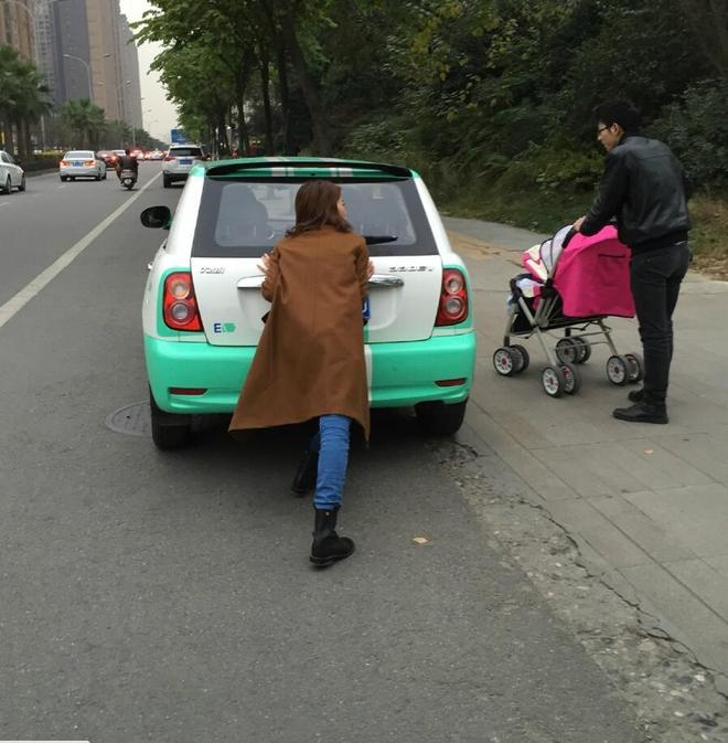 美女推车走数百米 老公一旁淡定带娃