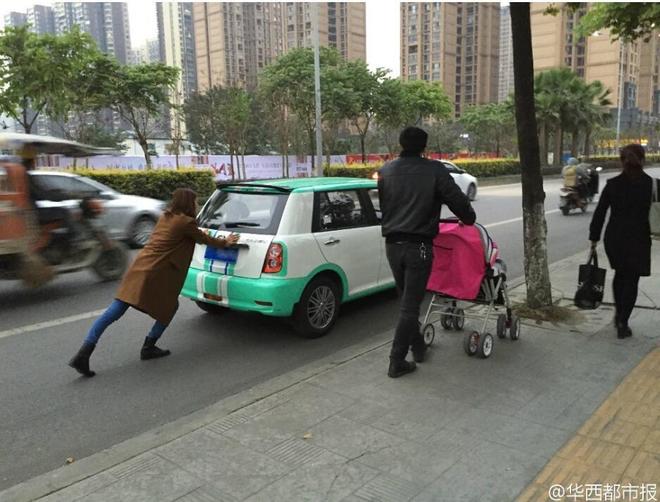 美女推车走数百米 老公一旁淡定带娃