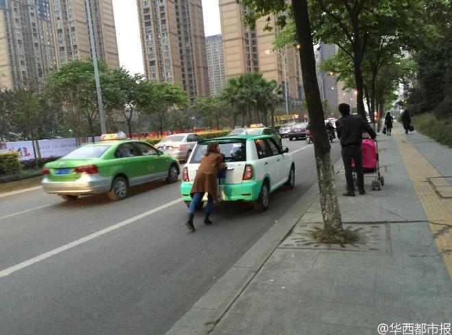 美女推车走数百米 老公一旁淡定带娃