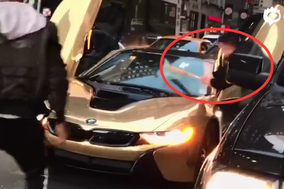 视频：男子炫耀改装宝马车！路人愤怒砸车