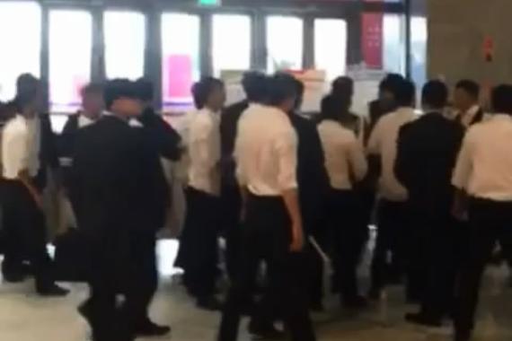 视频：车展现场！经销商为抢客上演全武行