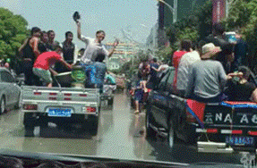 每日趣图|司机偷拍两个猴急的年轻人