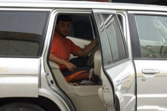 车主把方向盘改到后排总能吸引众人的目光