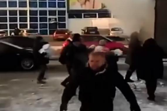 视频：货车路边起火！俄罗斯人用大雪灭火