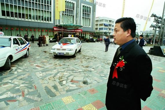 中国第一位承包飞机的人当年坐什么车