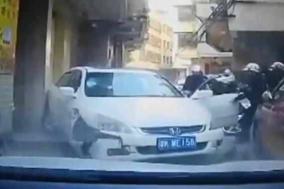 视频：恶向胆边生！违章司机疯狂逃窜