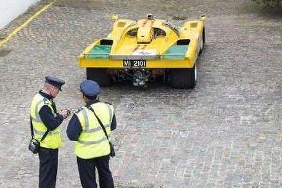 交警给最贵的车开了张不一样的罚单