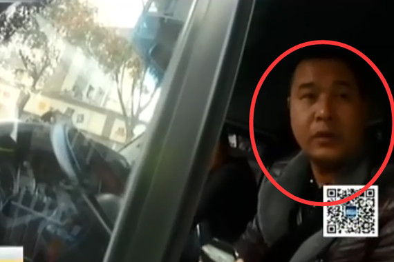 视频：救护车开警灯连闯红灯 结果是空车