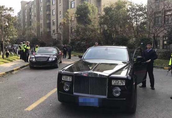 豪华迎亲车队 主车劳斯莱斯为走私车