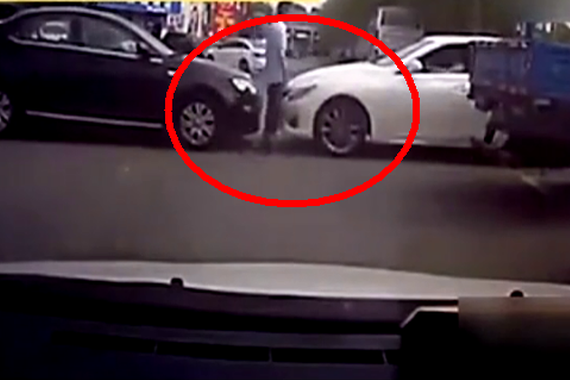 视频：女司机怒了，是可以毁灭地球的