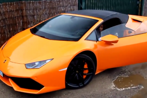 视频：美女开兰博基尼不要这么暴力嘛！