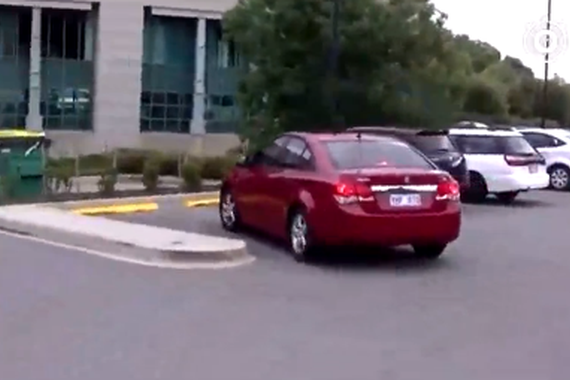 视频:停车位是女司机最大的敌人 没之一