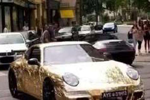 手制百万保时捷跑车 外出遇大雨毁心血