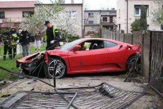 小伙和女友吵架一脚油门下去一年工资没了