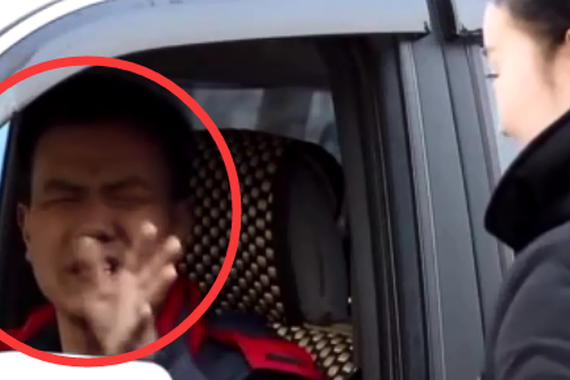 视频：女子把外套一脱，司机被吓坏了