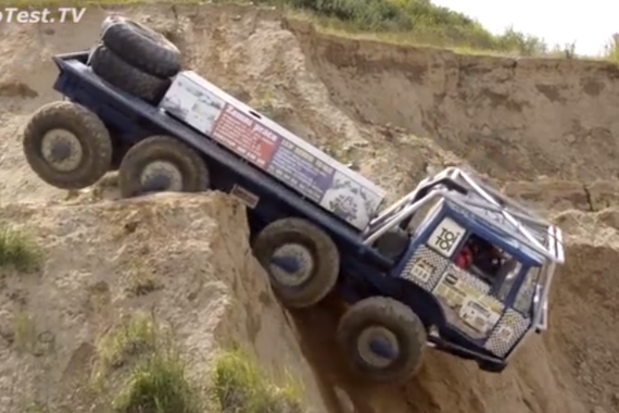 视频：八轮卡车下90度坡，就问还有谁