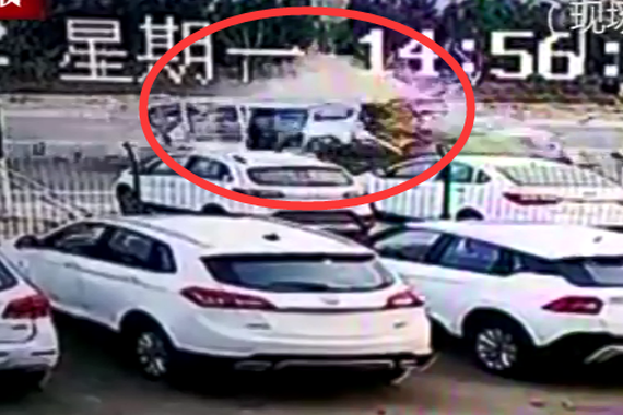 视频：恐怖！燕郊首富之孙开宾利撞车身亡