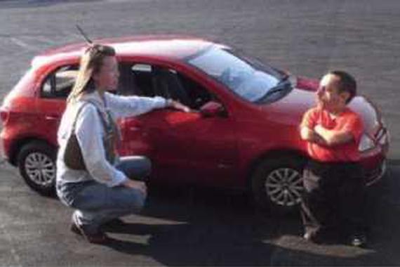 患有侏儒症的男子也有汽车梦