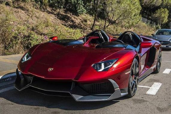 全球仅有一辆的超跑 妹子抢着坐