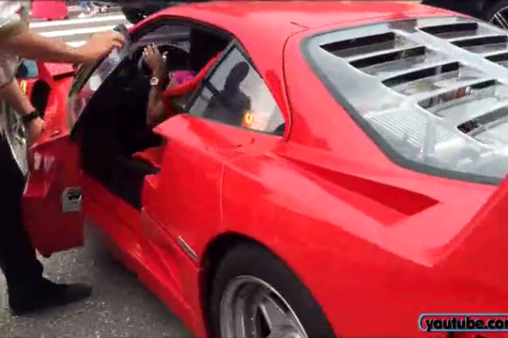 最牛女司机 穿高跟鞋开两千万法拉利