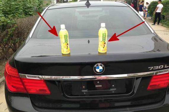 车顶上放瓶水原来是这个意思！