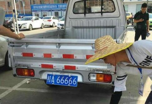 每日趣图|偷拍车站一美女裙底竟然有人