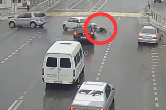 视频：什么情况？一眨眼副驾驶甩出一人