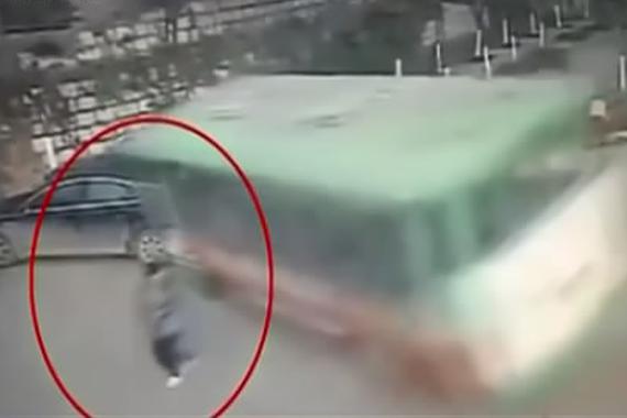 视频：公交旋转侧翻！过路女子被压身亡