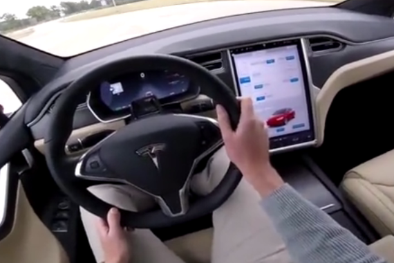 视频：Model X狂飙230Km/h后 车内却...