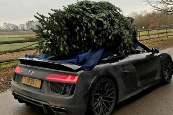 西方又现全新炫富方式：用超跑置办年货