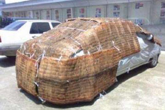 小伙太爱惜车 他的行为让路人无语