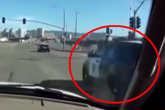 视频：2辆警车抓捕GTR，有心无力啊！