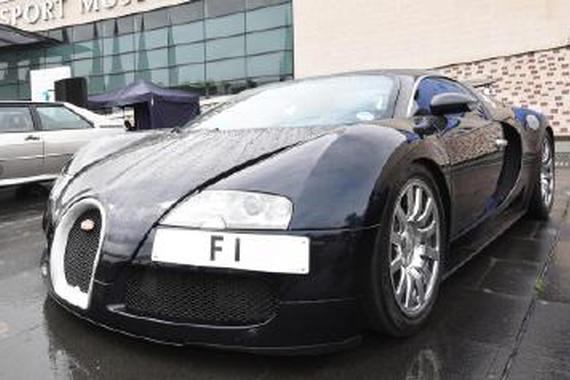 据说这是国内最豪警车车队 车牌就够吓人