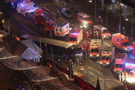 德国柏林一卡车冲进圣诞集市 致9死50伤