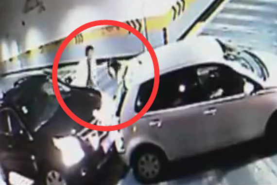 视频：女司机撞上女司机！结果出人意料