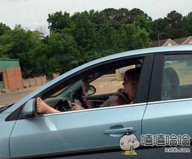 每日趣图|捡尸体?男子停车场强奸醉酒女
