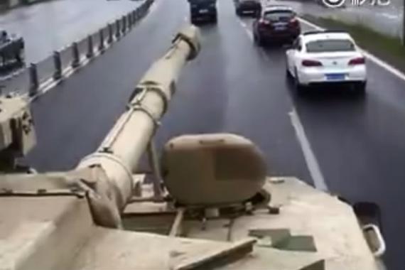 视频：为什么？开车上路大家都躲着我