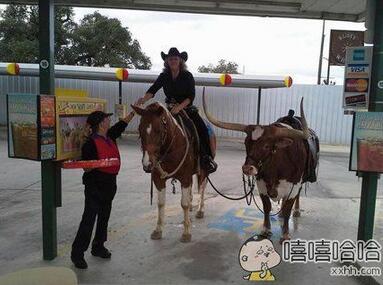 每日趣图|捡尸体?男子停车场强奸醉酒女