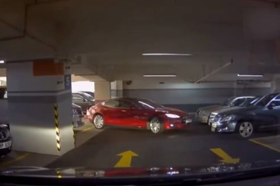 视频：疯狂挪车入库 33秒有亮点