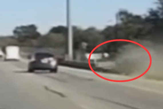 视频：司机不想活了？径直撞上隔离栏杆