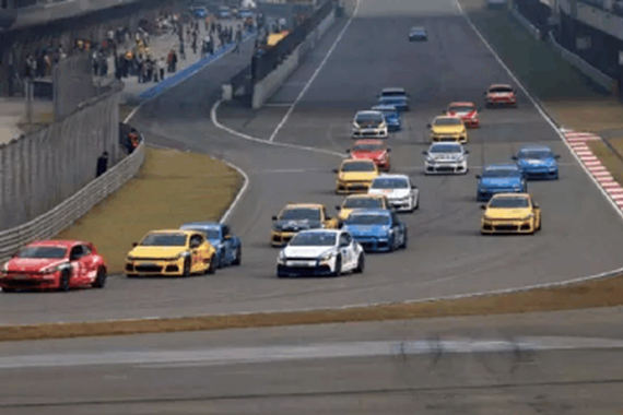 勇者游戏：一群疯子车手