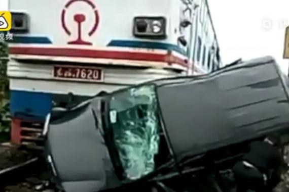 视频：警示杆未下落 严重车祸谁负责？
