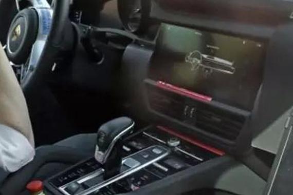 保时捷被众泰抄怕了，竟主动更换内饰设计