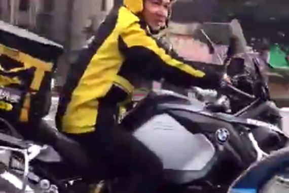 视频:外卖小哥骑几十万宝马摩托送餐