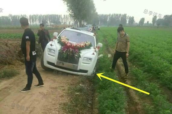 劳斯莱斯到农村接亲，在村口悲剧就发生了
