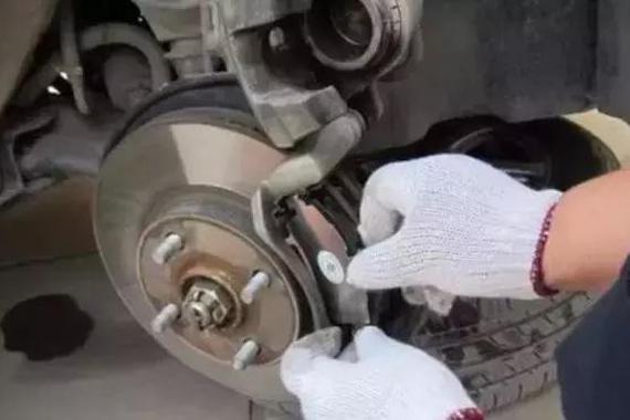 刹车出现这个小征兆，可能车毁人亡