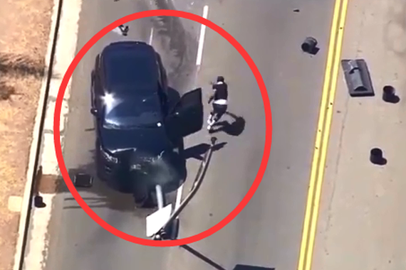 视频：司机太刚了！撞到电线杆还往前开